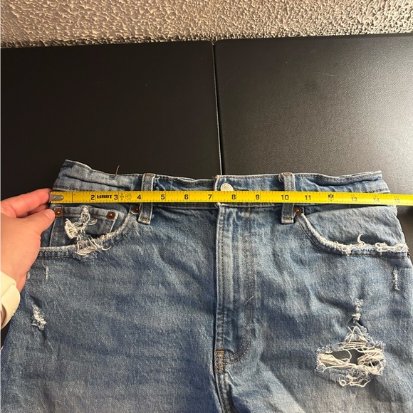 Abercrombie & Fitch 4" Mom Short High Rise Size 29/8 Distressed Denim Casual - Picture 7 of 7